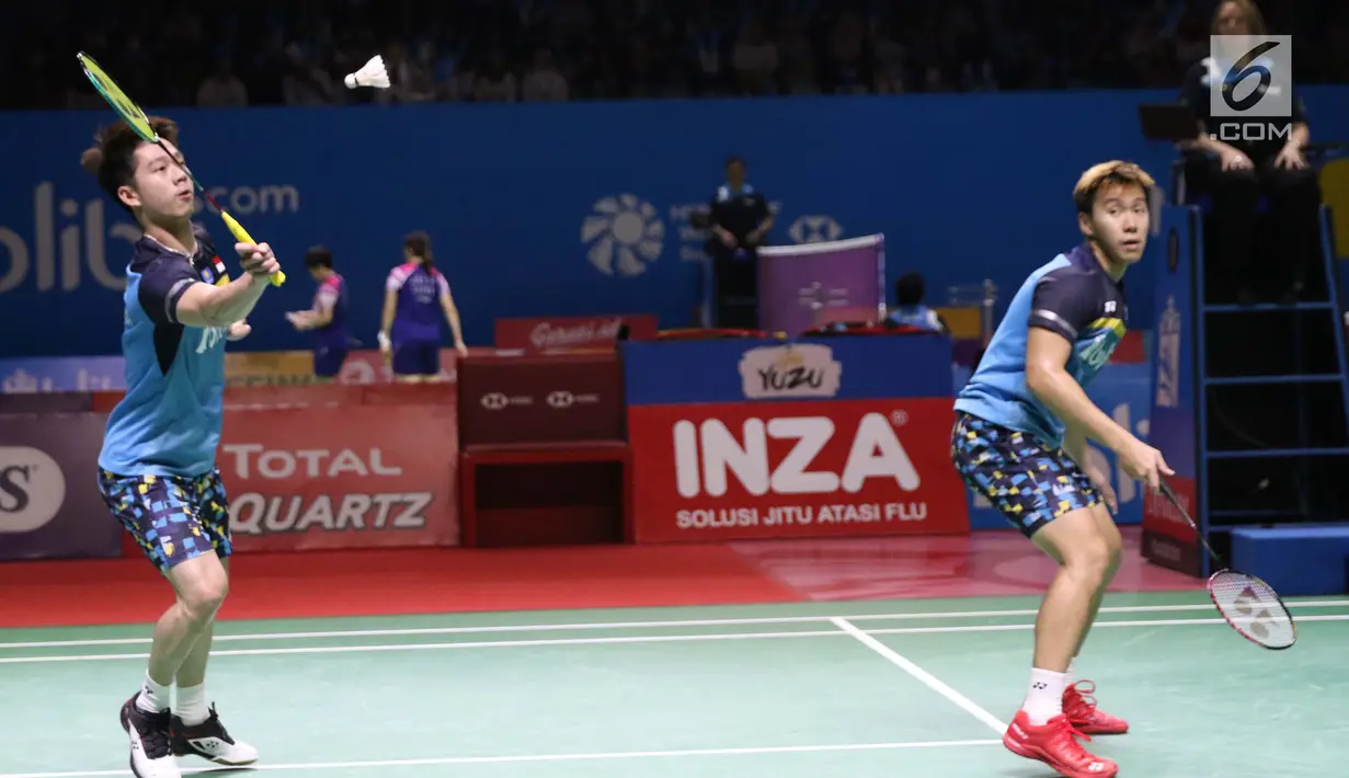 Pebulu tangkis ganda putra Indonesia, Marcus Fernaldi Gideon/Kevin Sanjaya Sukamuljo saat melawan Ou Xuan Yi/Zhang Nan (China) di perempat final Indonesia Open 2019 di Istora Senayan, Jakarta, Jumat (19/7/2019). Marcus/Kevin unggul 21-12, 21-16. (Liputan6.com/Helmi Fithriansyah)