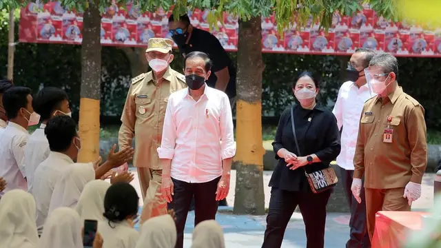 Presiden Jokowi Bersama Ketua DPR, Puan Maharani dan Gubernur Banten, Saat Meninjau Vaksinasi Di SMAN 4 Kota Serang. (Selasa, 21/09/2021). (Dokuemntasi Pemprov Banten).