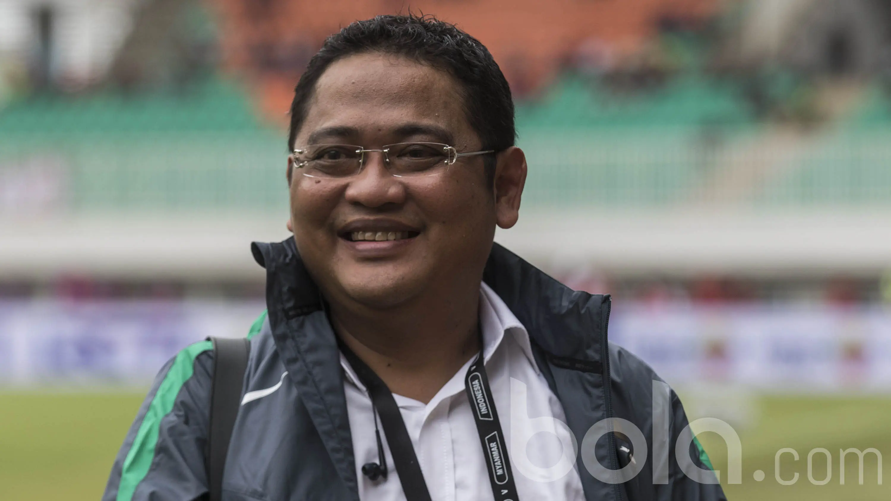 Manajer Timnas Indonesia, Endri Erawan, hadir saat laga uji coba melawan Myanmar di Stadion Pakansari, Jawa Barat, Selasa (25/3/2017). Timnas Indonesia U-22 kalah 1-3 dari Myanmar. (Bola.com/Vitalis Yogi Trisna)