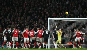 Sebuah percobaan lainnya melambung di atas mistar gawang Aston Villa dalam pertandingan sepak bola Liga Inggris (Premier League) antara Arsenal dan Aston Villa di Emirates Stadium, London, pada 30 Desember 2025. (Ben STANSALL / AFP)