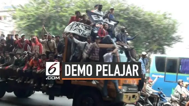 Sejumlah pelajar STM menggelar demo menolak RUU KPK, RUU KUHP dan RUU kontoversial lainnya di depan Gedung DPR. Berbeda dengan mahasiswa, siswa STM berstatus pelajar dan rata-rata berusia di bawah umur.