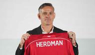 Sebagai informasi, John Herdman datang ke Indonesia dengan membawa sejumlah pengalaman sukses, terutama saat bertugas di Kanada. Dia mengantar timnas putri Kanada meraih dua medali perunggu berturut-turut dalam Olimpiade 2012 dan 2016. Tampak dalam foto, pelatih kepala tim nasional sepak bola Indonesia yang baru, John Herdman memegang jersey tim yang bertuliskan namanya saat konferensi pers di Jakarta, Selasa 13 Januari 2026. (AP Photo/Achmad Ibrahim)