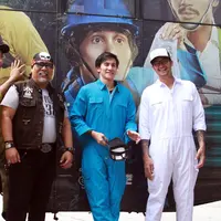 Dalam mempromosikan film terbarunya, Falcon Pictures memasang poster raksasa di sebuah gedung. Selain itu, poster juga ditempel di bus Damri. Harapannya, masyarakat bisa mengapresiasi film Warkop DKI Reborn: Jangkrik Boss! Part 2.(Nurwahyunan/Bintang.com)