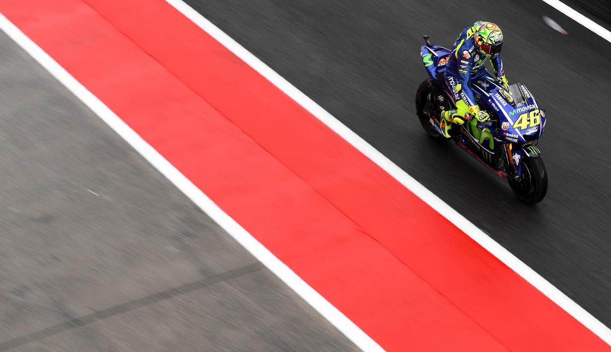 Pebalap Movistar Yamaha, Valentino Rossi, memacu motornya saat sesi latihan kedua jelang GP Malaysia di Sirkuit Sepang, Jumat (27/10/2017). Pada sesi ini pebalap Italia itu berada pada posisi keenam dengan waktu 13,071 detik. (AFP/Manan Vatsyayana)