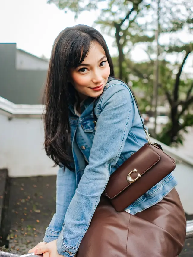 6 Gaya Rambut Asmirandah dengan Poni, Memesona di Usia 35 Tahun