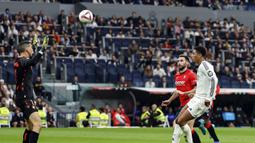 Pemain Real Madrid, Jude Bellingham (kanan) mencetak gol ke gawang Osasuna pada laga lanjutan Liga Spanyol 2024/2025 di Santiago Bernabeu, Madrid, Spanyol, Sabtu (09/11/2024) WIB. (AFP/Oscar Del Pozo)