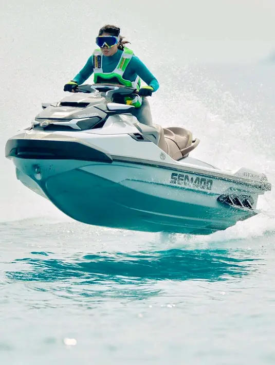 Momen bermain jet ski ini pun ia nikmati di Pulau Seribu. Sebuah gugusan pulau yang dekat dengan Jakarta. Di Pulau Seribu memang dikenal sebagai tempat wisata dan olahraga air yang menyenangkan. (Liputan6.cm/IG/@kerenina_sunny)