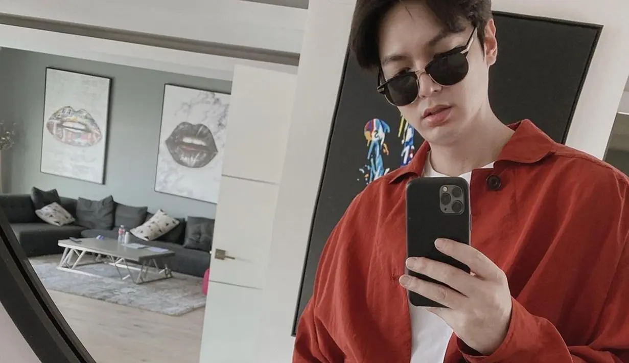 Kerennya Lee Min Ho saat Mirror Selfie, Jadi Pose Favorit untuk Berfoto