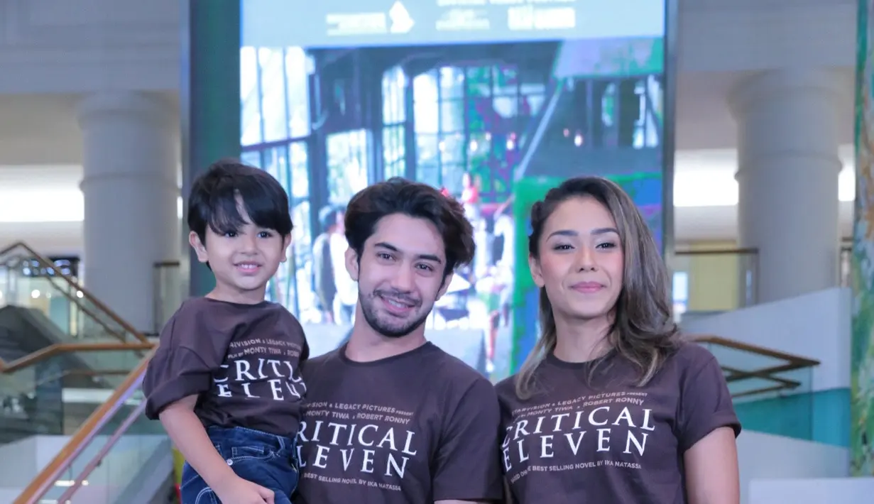 Reza Rahadian dan Adinia Wirasti, bermain dalam film bertajuk Critical Eleven ternyata berhasil membuat yang menyaksikan merasakan baper oleh adegan mereka. Romantisme yang di antara keduanya yang berhasil mencptakan kebaperan. (Adrian Putra/Bintang.com)