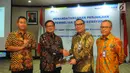Dirut PT Bank Tabungan Negara (Persero) Tbk. Maryono (kedua kanan) bersalaman dengan Dirut PT Permodalan Nasional Madani (Persero) (PNM) Arief Mulyadi (kedua kiri) usai penandatanganan perjanjian pembelian saham bersyarat PNMIM dari PNM di Jakarta, Senin (22/4). (Liputan6.com/Angga Yuniar)