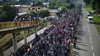 Rombongan imigran Honduras berjalan kaki menuju Amerika Serikat di negara bagian Chiapas, Meksiko, 21 Oktober 2018. Rata-rata para imigran melarikan diri karena kondisi di Honduras sudah tidak aman. (Pedro Pardo/AFP)