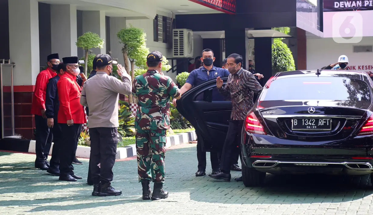 Presiden Joko Widodo atau Jokowi turun dari mobil saat tiba untuk menghadiri rapat kerja nasional (Rakernas) II PDIP di Jakarta, Selasa (21/6/2022). Dengan tema 'Desa Kuat, Indonesia Maju dan Berdaulat', PDIP ingin memperjuangkan perbaikan kehidupan rakyat melalui keputusan-keputusan politik yang jelas. (Liputan6.com/Faizal Fanani)