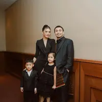 Lihat di sini gaya Anissa Aziza dan anak-anaknya support film terbaru Raditya Dika setelah vakum 5 tahun. [@anissaaziza].