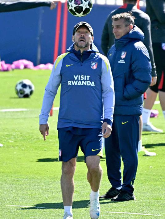 Dalam kompetisi Eropa musim ini pun, tim racikan pelatih asal Argentina, Diego Simeone, memiliki catatan produktivitas tinggi saat bermain di Estadio Metropolitano, termasuk mencetak lima gol saat menghadapi Eintracht Frankfurt dan Tottenham, serta empat gol ke gawang Club Brugge. Tampak dalam foto, pelatih Atletico Madrid, Diego Simeone, saat memimpin sesi latihan menjelang pertandingan kedua perempat final Liga Champions 2025/26 melawan Barcelona di tempat latihan klub di Majadahonda, pinggiran kota Madrid, pada Senin 13 April 2026. (Javier SORIANO/AFP)