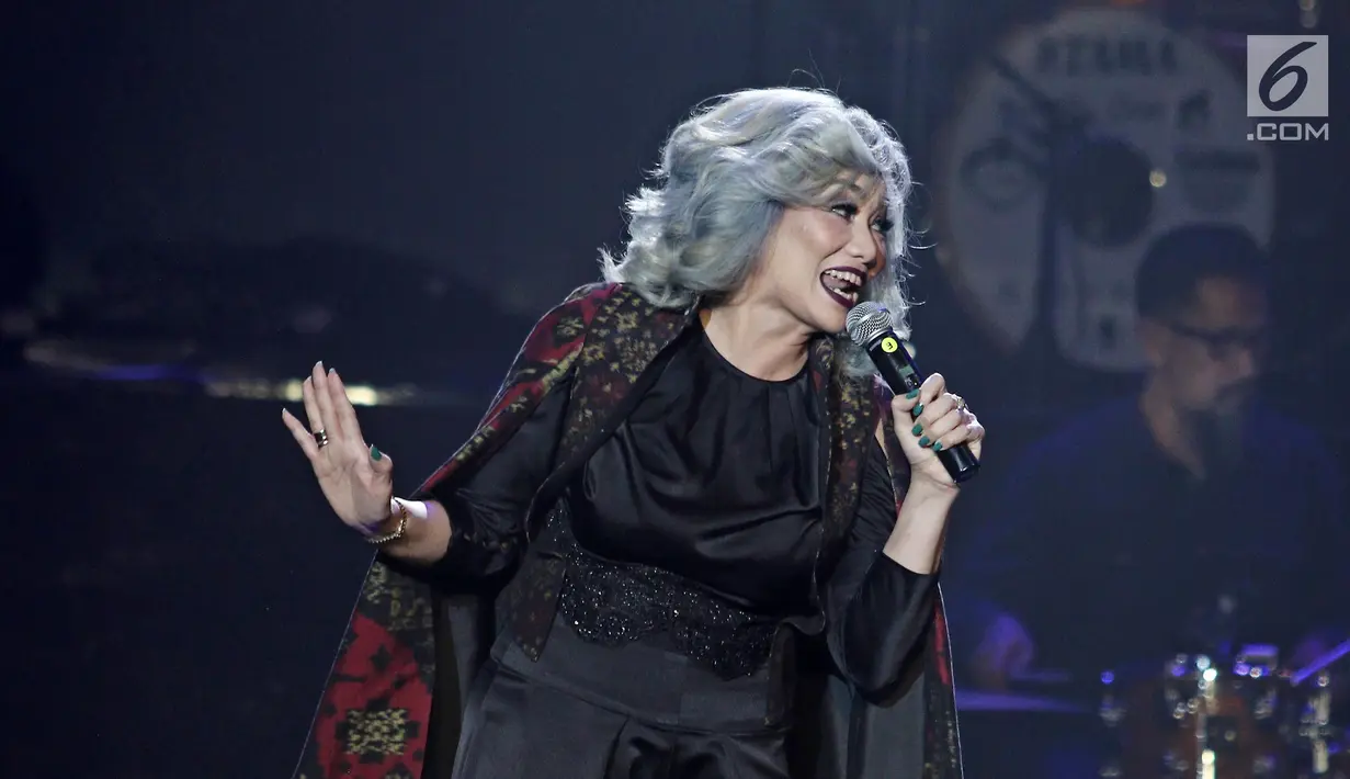 Penyanyi Reza Artamevia tampil pada konser Vina Panduwinata bertajuk 'September Ceria' di Balai Sarbini, Jakarta, Jumat (8/9). Sejumlah musisi ikut membawakan lagu hits Vina Panduwinata. (Liputan6.com/Herman Zakharia)