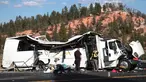 Pihak berwenang berada di lokasi kecelakaan sebuah bus wisata berisi turis China di dekat Taman Nasional Bryce Canyon, barat daya Utah, Amerika Serikat, Jumat (20/9/2019). Sedikitnya empat orang tewas dan 15 lainnya kritis dalam insiden naas tersebut. (Spenser Heaps/The Deseret News via AP)