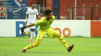 Kurniawan Kartika Ajie beraksi dalam laga Persik Kediri versus Persebaya Surabaya di Stadion Brawijaya, Kediri, Sabtu (19/3/2023). (Bola.com/Gatot Sumitro)