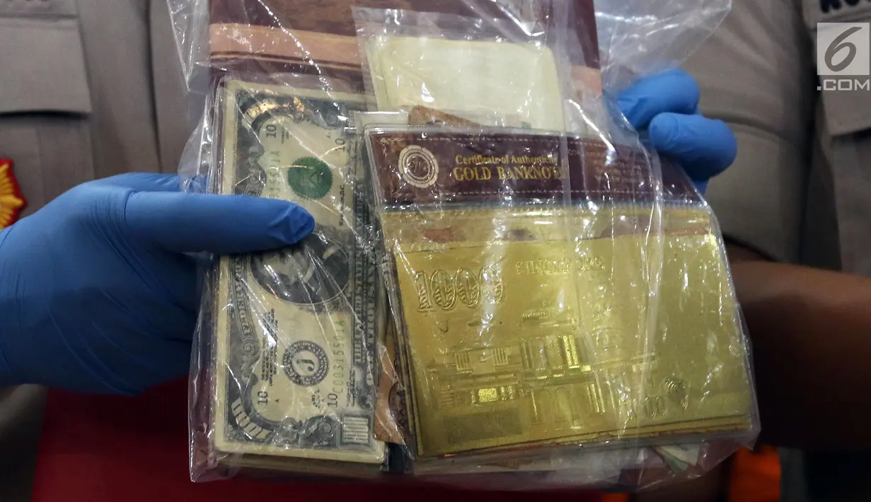 Barang bukti kasus uang asing palsu ditunjukkan saat rilis di Polres Tanjung Priok, Jakarta, Kamis (11/7/2019). Uang asing palsu yang disita berjenis dolar Amerika, ringgit Malaysia, dolar Singapura, ringgit Brunai, dolar Kanada, pound sterling hingga euro. (Liputan6.com/JohanTallo)