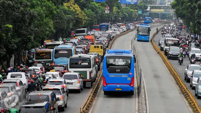 [Bintang] Aturan Ganjil Genap Diperluas, Saatnya Manfaatkan TransJakarta