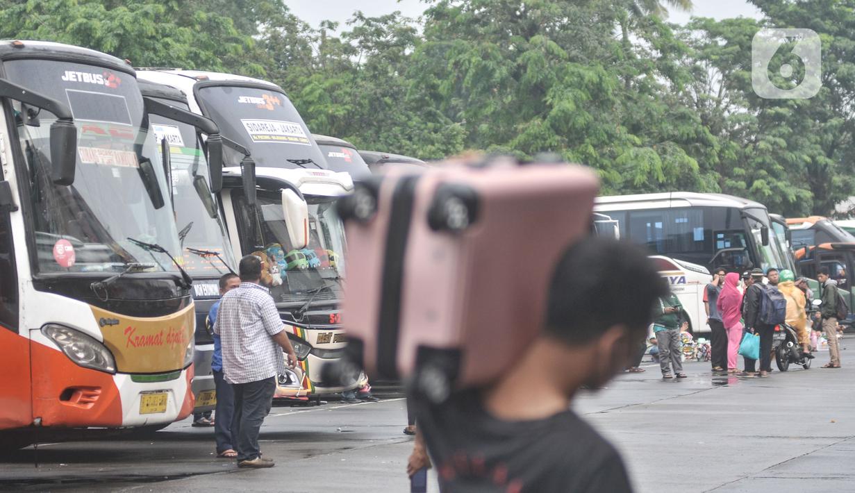 Arus balik mudik Lebaran dan hari terakhir liburan sekolah di Terminal Kampung Rambutan, Jakarta Timur, Senin (1/5/2023). (merdeka.com/Iqbal S Nugroho)