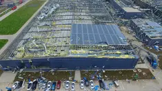 Pandangan dari udara kondisi pabrik akibat diterjang tornado di wilayah Funing, Yancheng, Provinsi Jiangsu, China, Jumat (24/6). Cuaca ekstrim termasuk hujan es, hujan lebat, dan angin puting beliung itu menewaskan sedikitnya 51 orang. (REUTERS/Stringer)