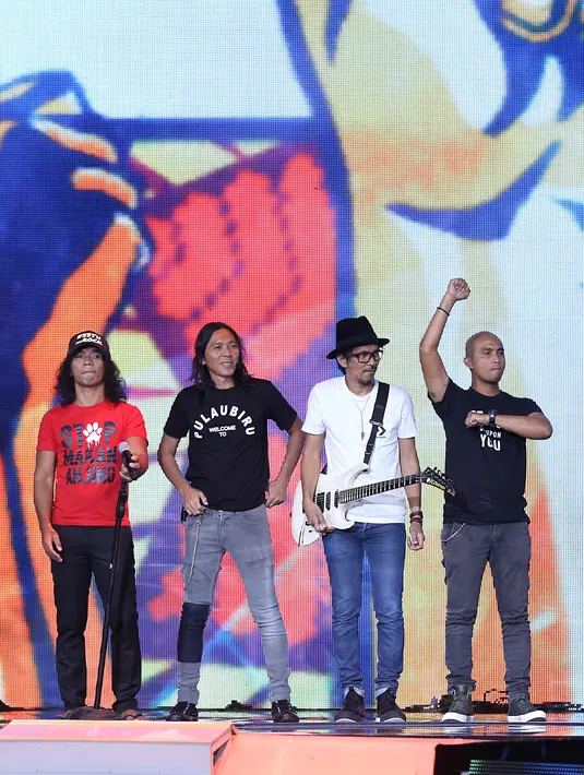 Selain membawakan lagu-lagu hitsnya, Slank juga mengenalkan karya terbarunya. Pada malam puncak yang disiarkan secara langsung oleh Indosiar itu, dihadiri oleh banyak pejabat. (Nurwahyunan/Bintang.com)