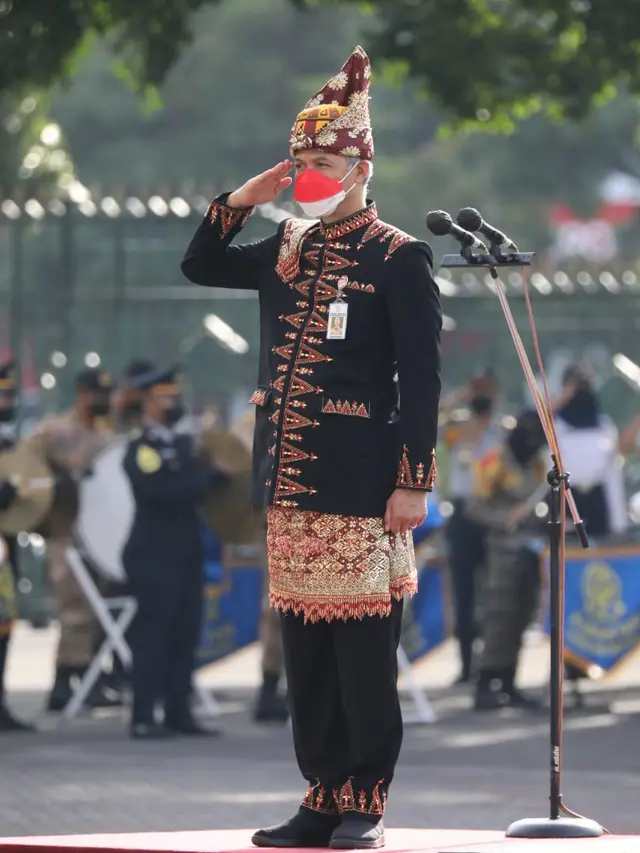 Ganjar tampil gagah dengan pakaian adat Aceh