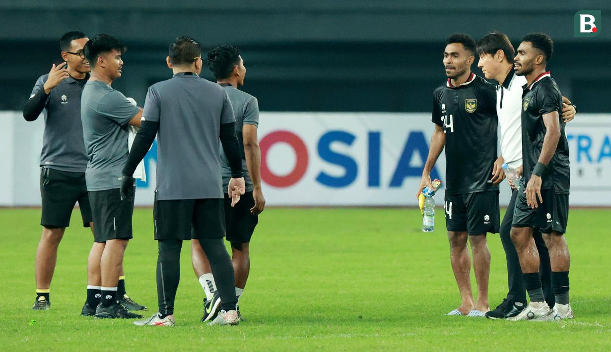 Pelatih Timnas Indonesia, Shin Tae-yong, foto bersama Yance Sayuri dan Yakob Sayuri, saat melawan Burundi pada pertandingan kedua FIFA Matchday di Stadion Patriot Candrabhaga, Bekasi, Selasa (28/3/2023). Kedua tim bermain imbang 2-2. (Bola.com/M Iqbal Ichsan)