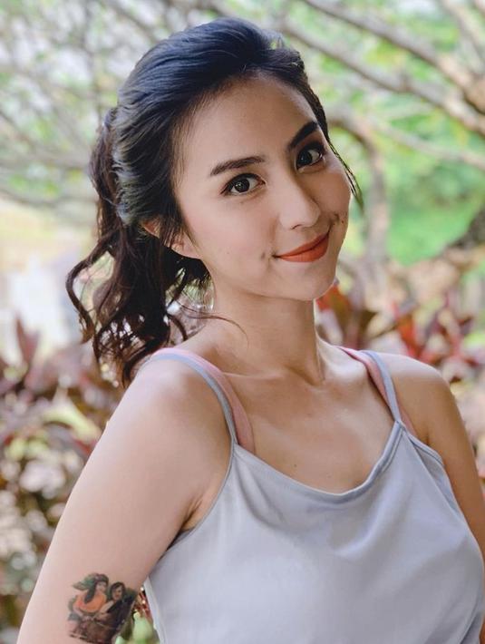 Clairine Clay saat memakai baju tanpa lengan sukses curi perhatian. Aura kecantikannya begitu terpancarkan saat ia memakai baju tanpa lengan. Terlebih, tato di lengan kanannya sukses bikin netizen gagal fokus. Tato tersebut dibuat Clairin sebagai bukti cinta ke orang tua. (Liputan6.com/IG/@clairineclay)