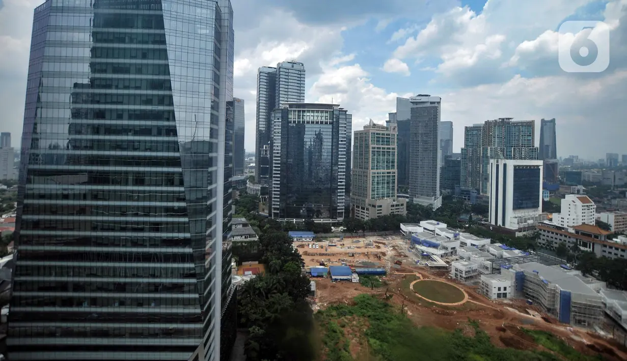 Pemandangan gedung perkantoran dan pusat perbelanjaan di Jakarta, Selasa (5/4/2022). Bank Dunia menurunkan proyeksi pertumbuhan ekonomi Indonesia pada tahun 2022 menjadi 5,1 persen pada April 2022, dari perkiraan sebelumnya 5,2 persen pada Oktober 2021. (merdeka.com/Iqbal S. Nugroho)