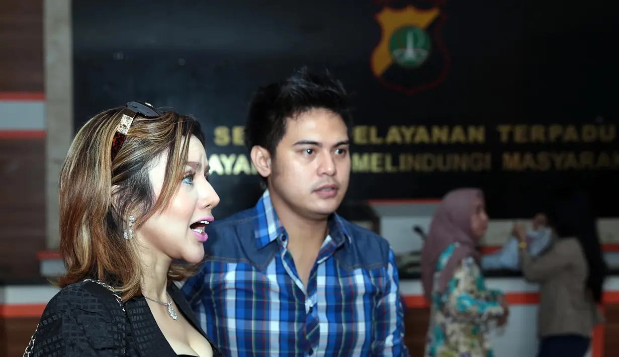 Meski telah setahun lebih membina rumah tangga melalui pernikahan secara agama, pasangan ini juga belum memutuskan untuk mengesahkan perniakhan meraka tercatat secara hukum. (Deki Prayoga/Bintang.com)