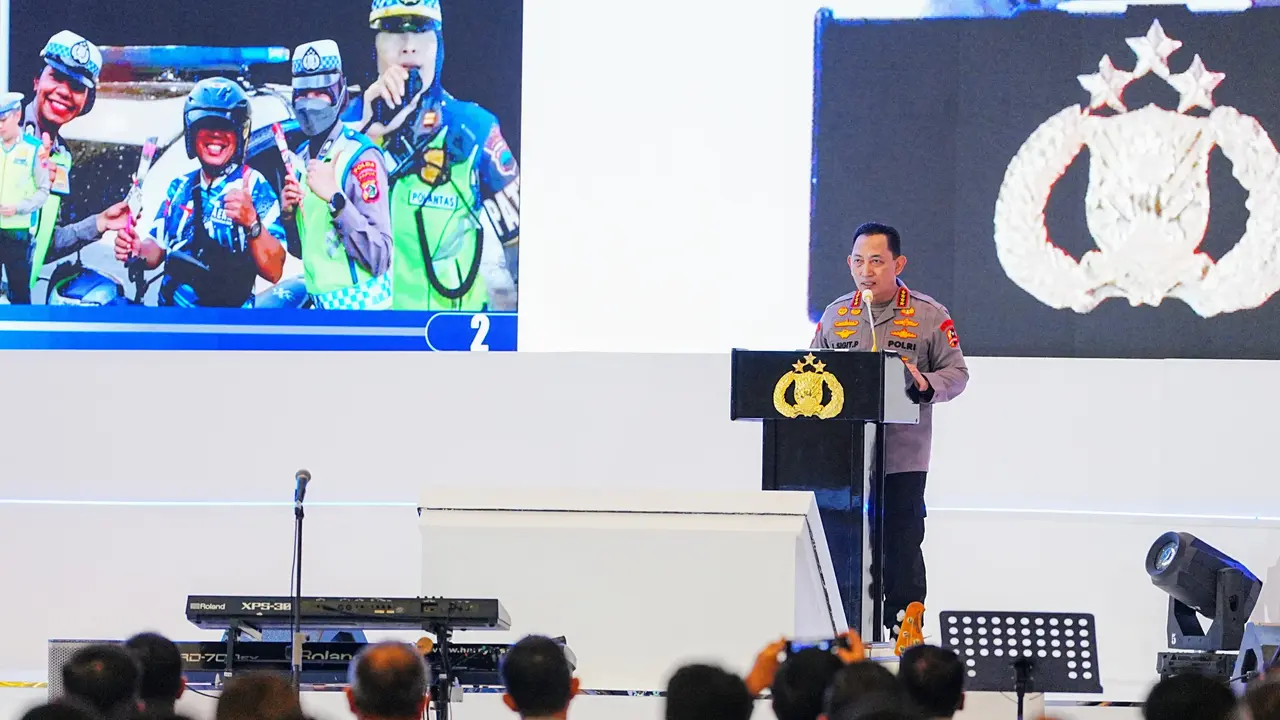 Kapolri Jenderal Listyo Sigit Prabowo saat membuka Rapat Kerja Teknis (Rakernis) Fungsi Lantas Polri di Gedung Tribrata, Jakarta Selatan, Kamis (12/6/2025). (Polri)