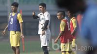 Pelatih Semen Padang, Nil Maizar, memberikan arahan kepada anak asuhnya dalam sesi latihan di Stadion Patriot, Bekasi, Jumat (19/05/2017). Latihan tersebut merupakakan persiapan jelang lawan Bhayangkara FC. (Bola.com/M Iqbal Ichsan)