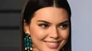 Model Kendall Jenner menghadiri acara Vanity Fair Oscar Party 2018 di Beverly Hills, California, Minggu (4/3). Penampilan adik tiri Kim Kardashian tersebut makin sempurna dengan untaian anting zamrud di telinganya. (Evan Agostini/Invision/AP)