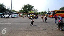 Sejumlah penumpang saat ingin menaiki bus di Terminal Kampung Rambutan, Jakarta Timur, Selasa (30/6/2015). Jelang memasuki arus mudik Lebaran 2015 terminal Kampung Rambutan masih terlihat sepi dan lenggang. (Liputan6.com/Yoppy Renato)