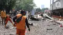 Sejumlah petugas gabungan dari Satpol PP, KAI dan Polisi membongkar bangunan lokalisasi liar Gunung Antang di Matraman, Jakarta Timur, Selasa (30/8/2022). Di lahan milik PT KAI seluas 2.500 meter persegi itu, total terdapat 120 bangunan liar yang dijadikan lokalisasi liar dan tempat perjudian. (Liputan6.com/Herman Zakharia)