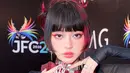Hadir dengan Hime Cut, Indah Kus tampil menyala dengan makeup bernuansa merah yang dramatis [OMG]