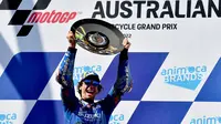 Pebalap Suzuki Ecstar, Alex Rins mengangkat trofi usai memenangkan&nbsp;MotoGP Australia 2022 yang berlangsung di Sirkuit Phillip Island pada Minggu (16/10/2022) pagi WIB. (AFP/Paul Crock)
