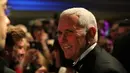 Mike Pence tersenyum saat mengunjungi Indiana Society Ball, Washington, DC. AS (19/1). Dunia akan menyaksikan pelantikan Donald Trump dan Mike Pence sebagai Presiden dan Wakil Presiden AS. (Spencer Platt/Getty Images/AFP)