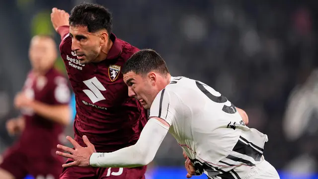 Bek Torino, Guillermo Maripan (kiri), berebut bola dengan penyerang Juventus, Dusan Vlahovic