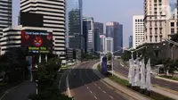 Suasana jalan protokol Ibu Kota yang tampak sepi di kawasan Thamrin, Jakarta, Sabtu (3/7/2021). Pemberlakuan Pembatasan Kegiatan Masyarakat (PPKM) Darurat berlaku mulai hari ini Sabtu, 3 Juli sampai dengan 20 Juli 2021, untuk mengurangi penyebaran Covid-19. (Liputan6.com/Angga Yuniar)
