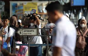 Jumlah tersebut masih dapat berubah karena diperkirakan pemudik akan terus bertambah seiring berlangsungnya arus keberangkatan. Tampak dalam foto, calon penumpang sesaat sebelum masuk ke dalam Kereta Api Jarak Jauh di Stasiun Pasar Senen, Jakarta, Senin (16/3/2026). (Kapanlagi.com/Budy Santoso)