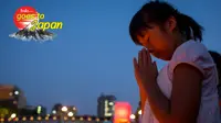 Seorang anak asal Jepang berdoa dalam acara peringatan tragedi bom atom Sekutu di Hiroshima, Jepang, 6 Agustus, 2016. (The Star).