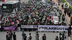 Sejumlah organisasi masyarakat sipil hingga akademisi ramai-ramai menolak rancangan RUU TNI yang disahkan menjadi Undang-Undang dalam rapat paripurna pada Kamis (20/3/2025). (Liputan6.com/Herman Zakharia)
