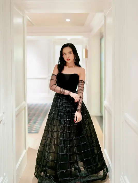 Gaya busana Lyodra saat manggung [Instagram/lyodraofficial]