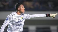 Kiper Persib Bandung, Teja Paku Alam pada laga lanjutan pekan ke-3 BRI Liga 1 2023/2024 antara Persib Bandung melawan Dewa United FC di Stadion Gelora Bandung Lautan Api (GBLA), Bandung, Jumat (14/07/2023). (Bola.com/Bagaskara Lazuardi)