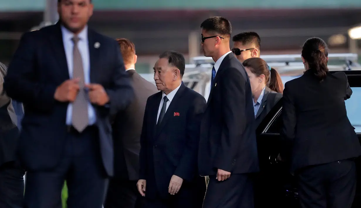 Pejabat tinggi Korea Utara, Kim Yong Chol tiba untuk makan malam dengan Menteri Luar Negeri AS Mike Pompeo, di New York, Rabu (30/5). Pompeo dan Yong Chol tiba di venue secara terpisah dan tidak satu pun berbicara kepada wartawan. (AP/Julie Jacobson)