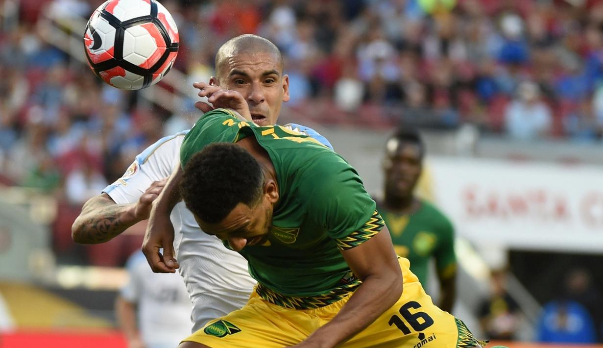Duel antara pemain Uruguay dan Jamaika dalam laga Grup C Copa America Centenario 2016 di Stadion Levis, California, AS, Selasa (14/6/2016) WIB. (AFP/Mark Ralston)