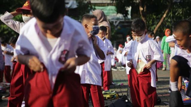 Masa Pengenalan Lingkungan Sekolah (MPLS) di SDN Uwung Jaya, Kecamatan Cibodas, Kota Tangerang menuai kontrofvrsi. Pasalnya, anak-anak kelas 1 ikut lomba ganti baju seragam SD di hari pertamanya sekolah dan dilakukan di lapangan terbuka (Istimewa)