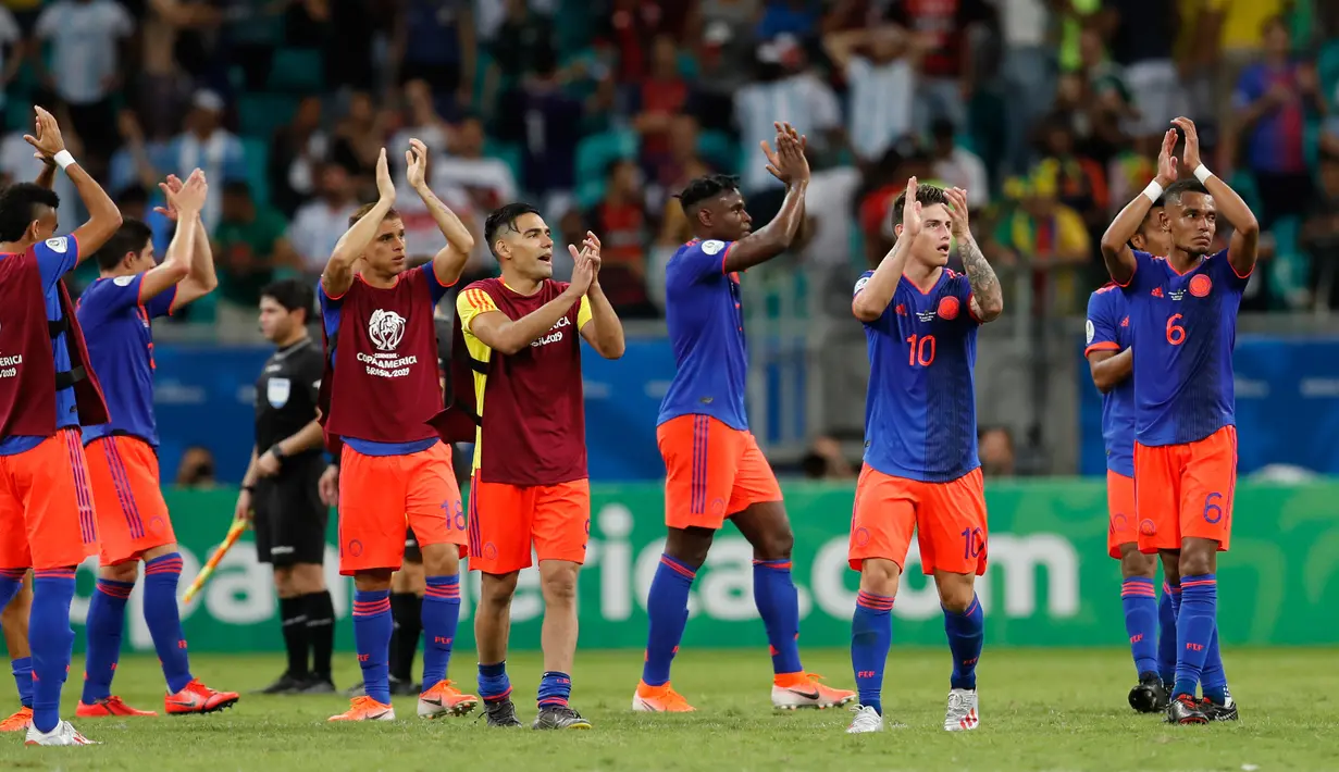 Pemain Kolombia bertepuk tangan saat merayakan kemenangan atas Argentina pada pertandingan grup B Piala Copa America 2019 di Arena Fonte Nova di Salvador, Brasil (15/6/2019). Kolombia menang atas Argentina 2-0. (AP Photo/Natacha Pisarenko)